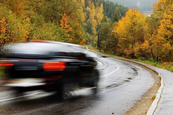 Coche negro en la carretera de otoño —  Fotos de Stock