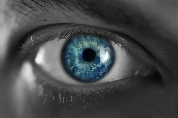 Mans olho azul de perto — Fotografia de Stock