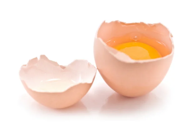 Розбите яйце на білому тлі — стокове фото