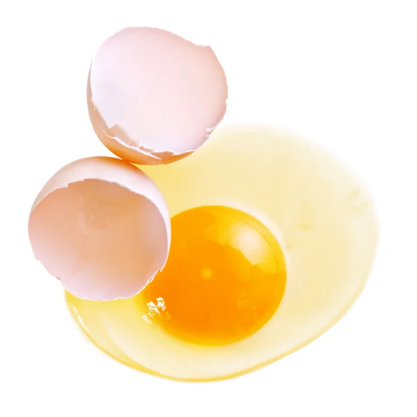 白色背景的碎鸡蛋 — 图库照片
