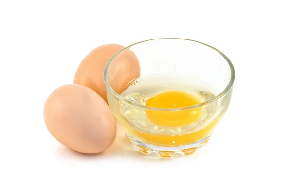 Huevo roto sobre fondo blanco —  Fotos de Stock