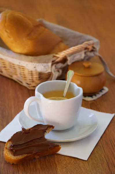 Xícara de chá e pão na mesa — Fotografia de Stock