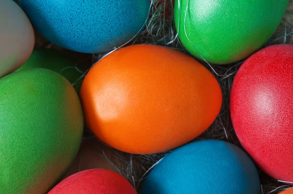 Osterhintergrund aus bunten Eiern — Stockfoto
