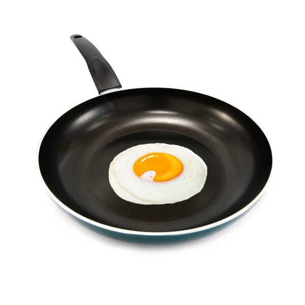 Τηγανητό αυγό στο μεταλλικό τηγάνι απομονωθεί — Φωτογραφία Αρχείου
