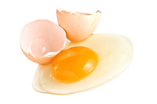 白色背景的碎鸡蛋 — 图库照片