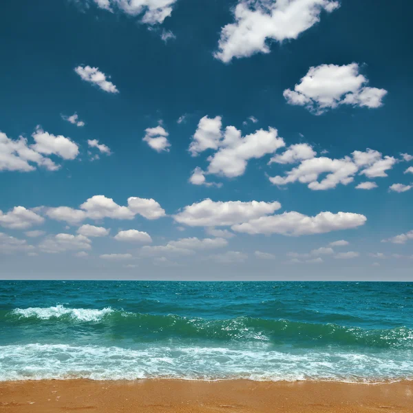 ターコイズ ブルーの海と青空の景色 — ストック写真