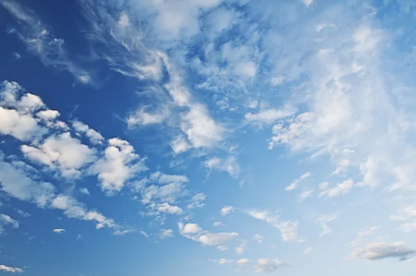 Cielo azul con primer plano de nubes —  Fotos de Stock
