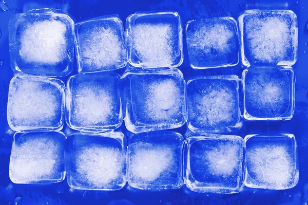 Cubo de gelo azul de perto — Fotografia de Stock