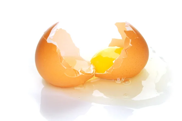Rozbité vejce na bílém pozadí — Stock fotografie
