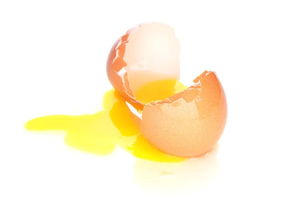 Zerbrochenes Ei auf weißem Hintergrund — Stockfoto