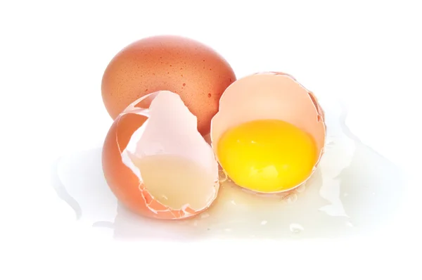 Huevo roto sobre fondo blanco — Foto de Stock