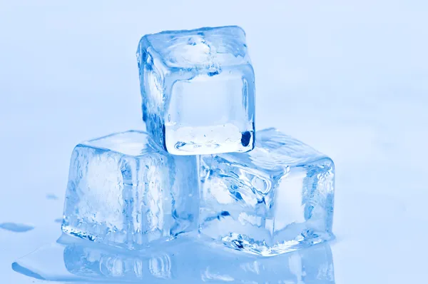 Frescura cubo de hielo azul primer plano — Foto de Stock