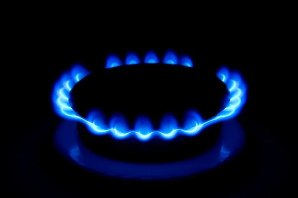 Flamme bleu foncé de gaz sur une cuisinière — Photo