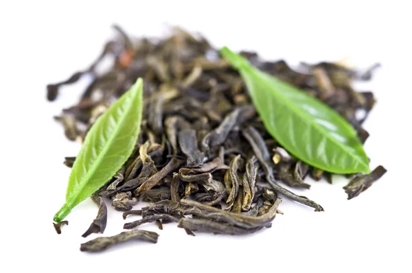 Πράσινο τσάι με φύλλα που απομονώνονται σε λευκό φόντο — Φωτογραφία Αρχείου