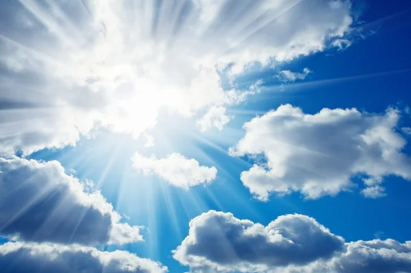 Blauer Himmel und Sonne — Stockfoto