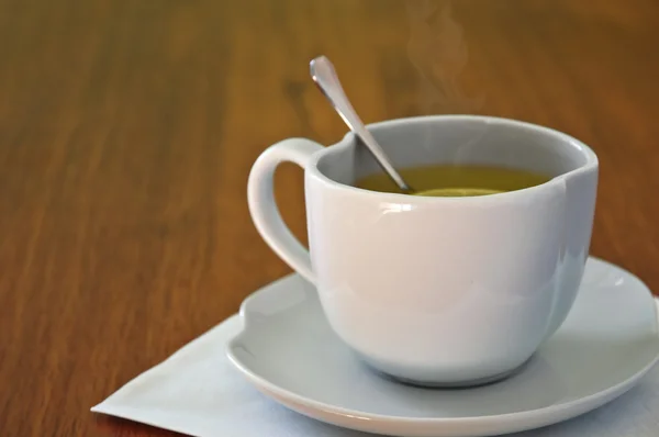 Ένα φλυτζάνι τσάι στο ξύλινο τραπέζι — Φωτογραφία Αρχείου