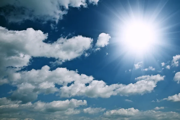 青い空と太陽 — ストック写真