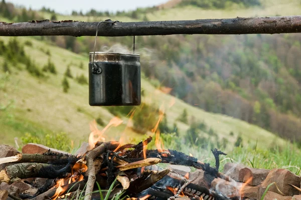 Pot de camping en feu — Photo