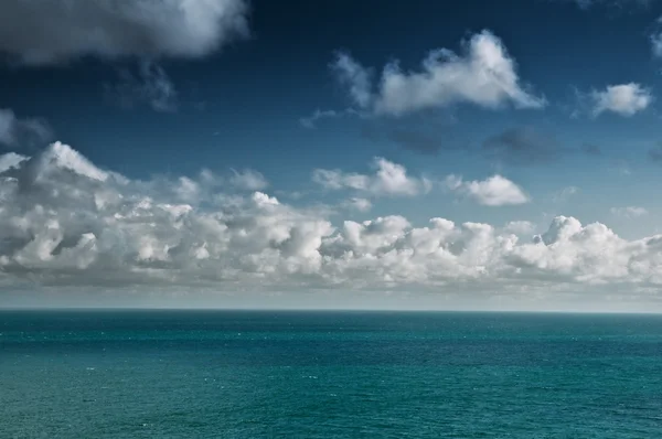 Turquoise zee en blauwe hemel landschap — Stockfoto