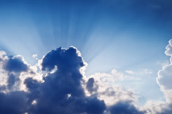 Mavi gökyüzü ve güneş ışını — Stok fotoğraf