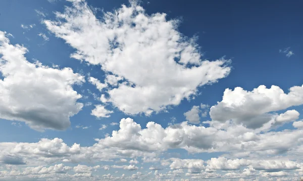 Piękno niebieski niebo z chmurami — Zdjęcie stockowe