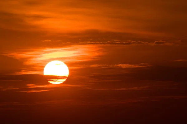 Soleil dans un ciel nuageux orange — Photo