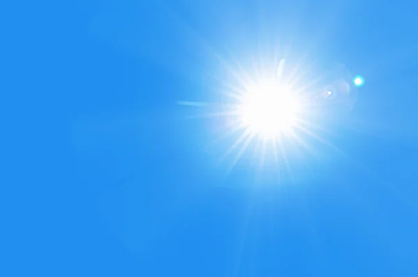 Solskinn på blå himmel – stockfoto