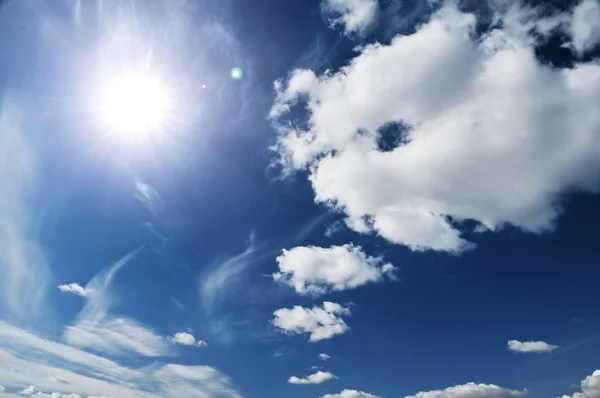 Blå himmel och sol — Stockfoto