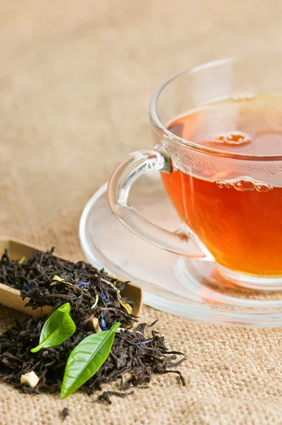 Tee in Tasse auf Sackware — Stockfoto