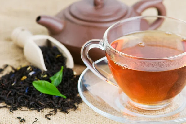Tee in Tasse auf Sackware — Stockfoto