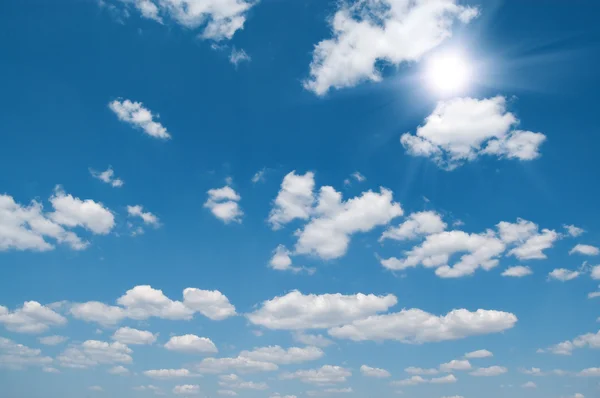 Błękitne niebo i słońce — Zdjęcie stockowe