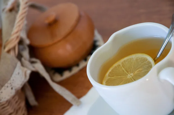 Teetasse auf Holztisch — Stockfoto