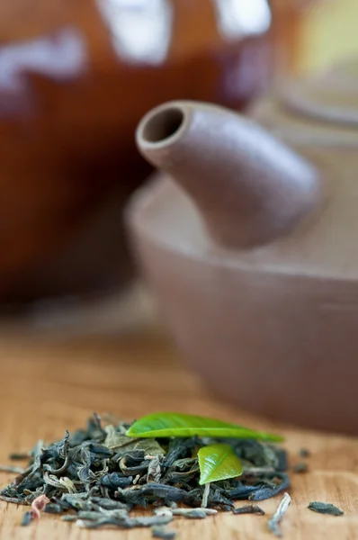 Svart te med löv närbild — Stockfoto