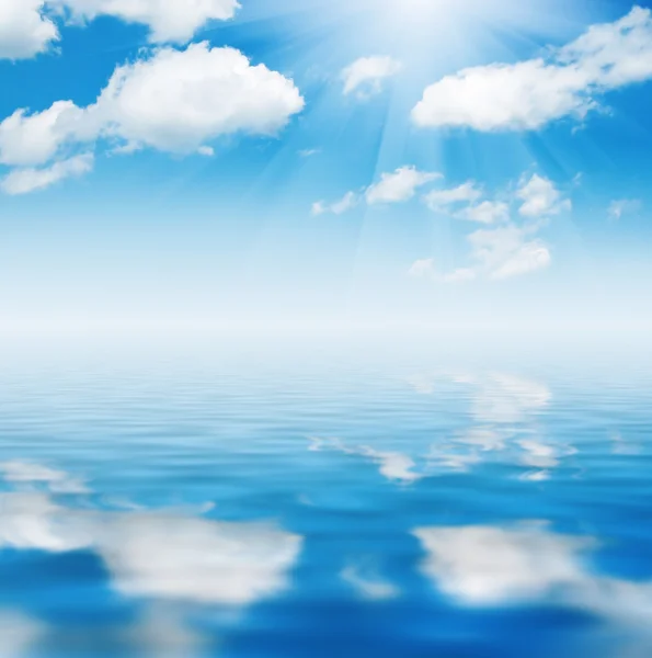 Blue sky and water reflection — Stock Photo, Image