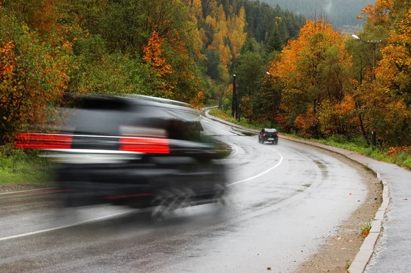 Zwarte auto herfst onderweg — Stockfoto