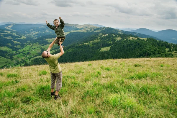 Hijo en padre mano en montaña — Foto de Stock
