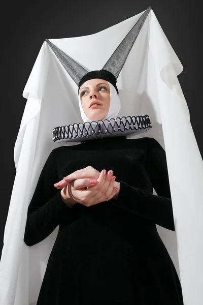 Jonge vrouw in middeleeuwse jurk — Stockfoto