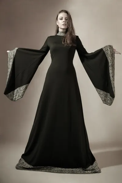 Ung kvinna i medeltida klänning — Stockfoto