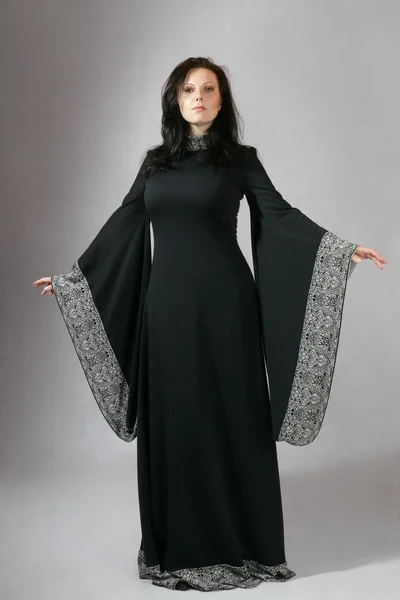 Jonge vrouw in middeleeuwse jurk — Stockfoto