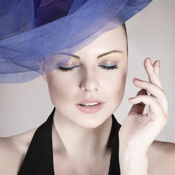 Mujer en sombrero de moda — Foto de Stock