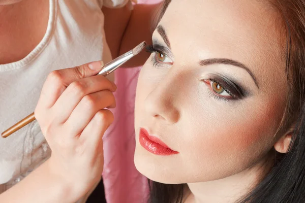 Estilista haciendo maquillaje — Foto de Stock
