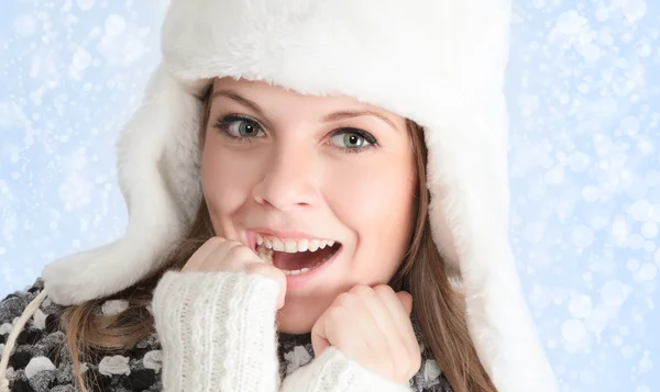 Piękna młoda kobieta w białym kapeluszu — Zdjęcie stockowe