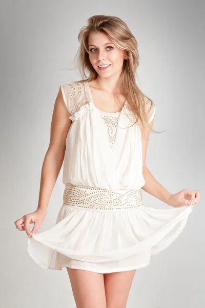 흰옷을 입은 아름다운 젊은 여자 — 스톡 사진
