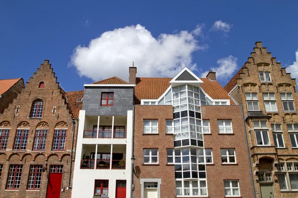 Brugge huizen oude en nieuwe — Stockfoto