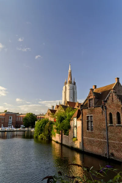 Brugges θέα στο καθεδρικό ναό κανάλι — Φωτογραφία Αρχείου