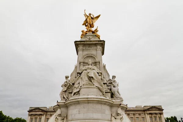 伦敦皇后维多利亚纪念碑 — 图库照片