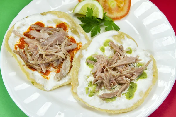 Wieprzowina tostadas meksykańskie danie — Zdjęcie stockowe