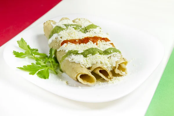 Tacos dorados mexikansk maträtt — Stockfoto