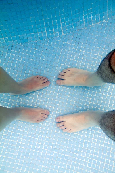 Чоловічі і жіночі ноги під водою — стокове фото