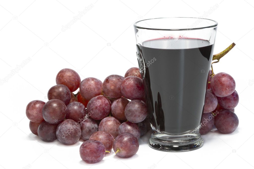 A glass of grape juice and bunch of grapes.